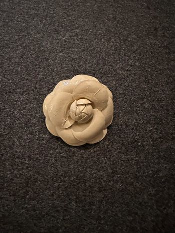 Broche vintage vinyle beige fleur