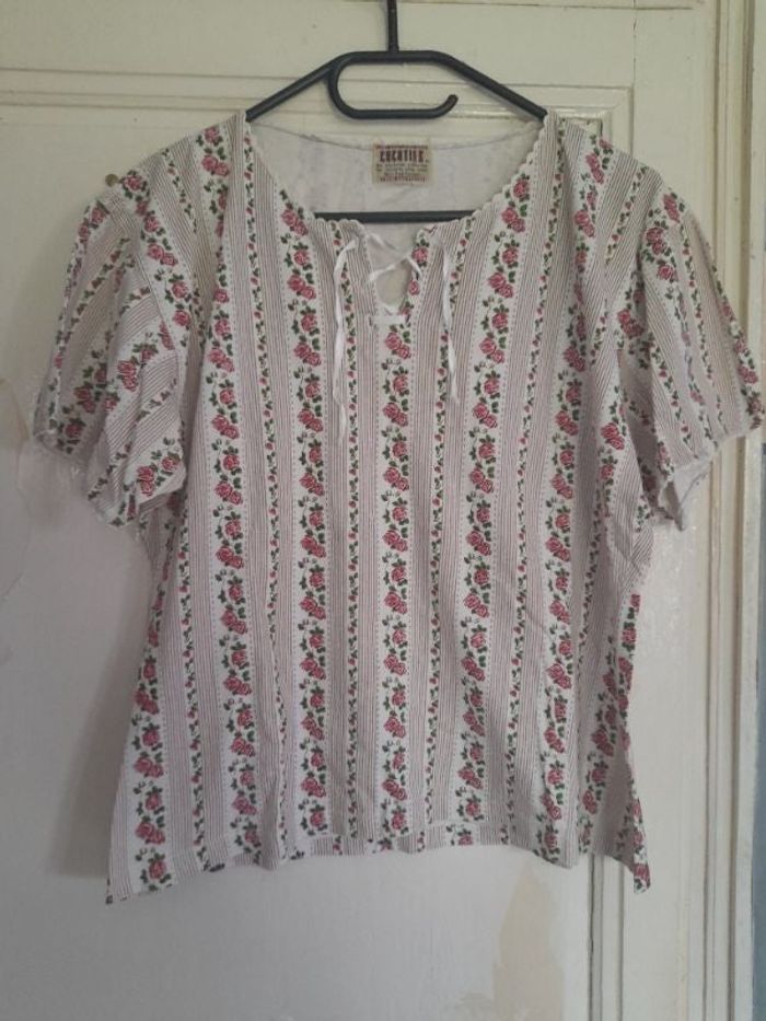 T-shirt blanc et fleuri de roses, marque Cocotier, taille 42/44