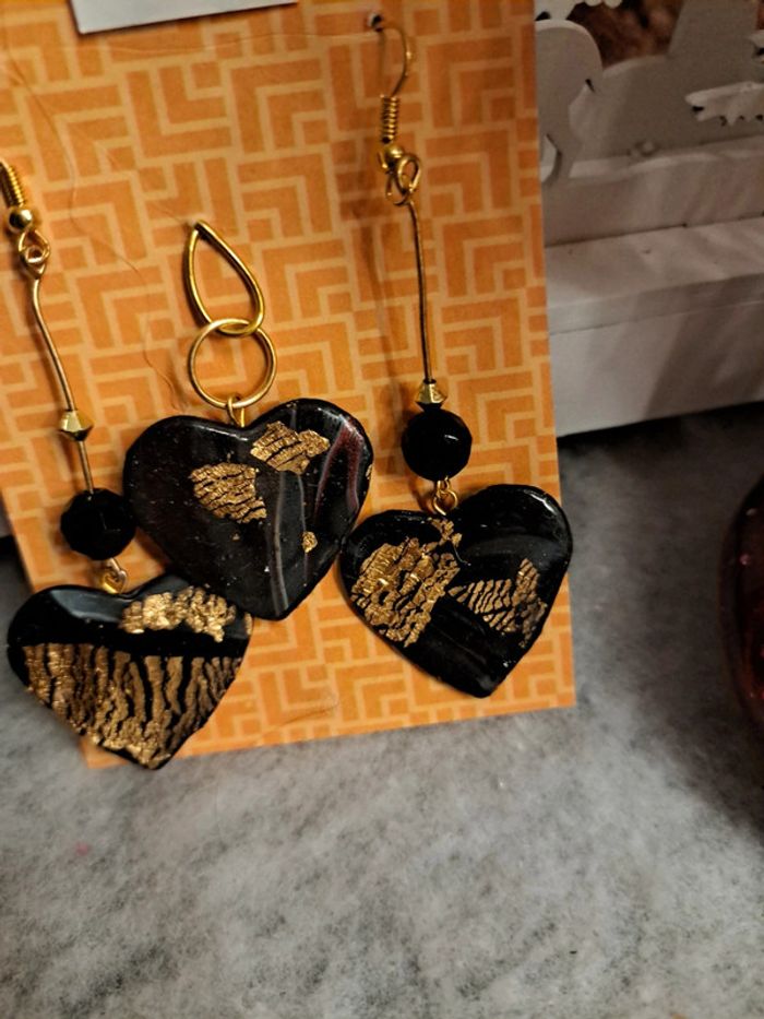 Boucles d'oreilles pendante avec pendentif assortie noir et doré - photo numéro 5