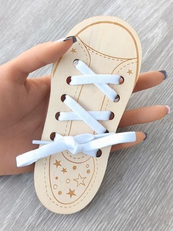 Chaussure en bois pour apprendre à faire ses lacets