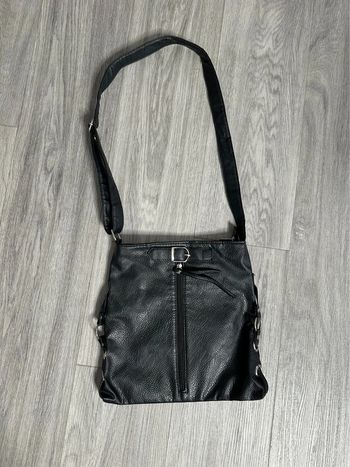 Sac bandoulière noir et anneaux argentés 2YK