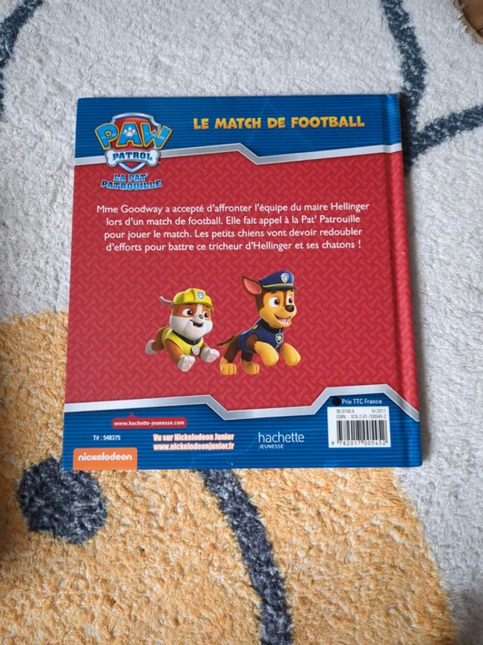 Livre pat patrouille le match de football. - photo numéro 2