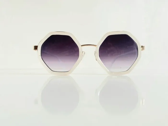 Lunette de soleil femme hexagonale blanche et dorée verres dégradés UV protection catégorie 3 - photo numéro 4