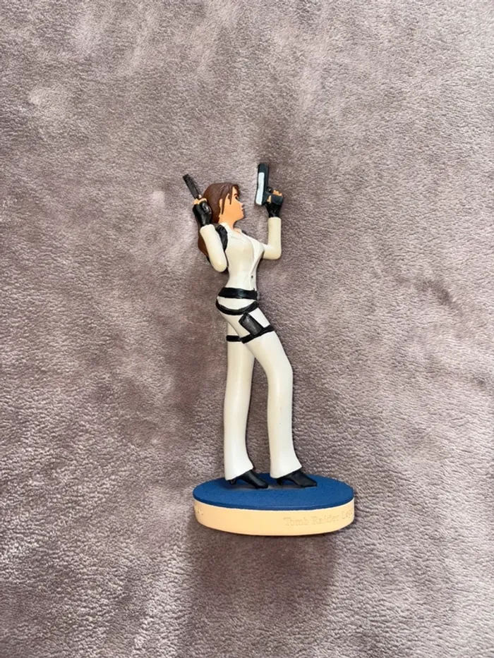Figurine de collection Tomb Raider Lara Croft en très bon état. - photo numéro 2