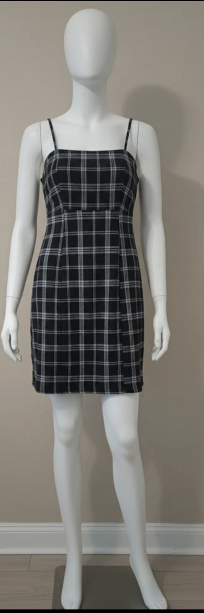 Robe Courte à Carreaux Noirs et Blancs - Tendance et Polyvalente ! - photo numéro 6