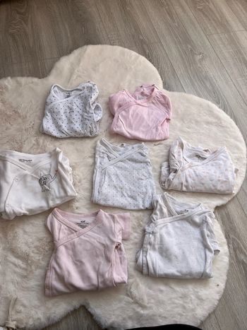 Lot 8 bodies 6 mois bébé fille