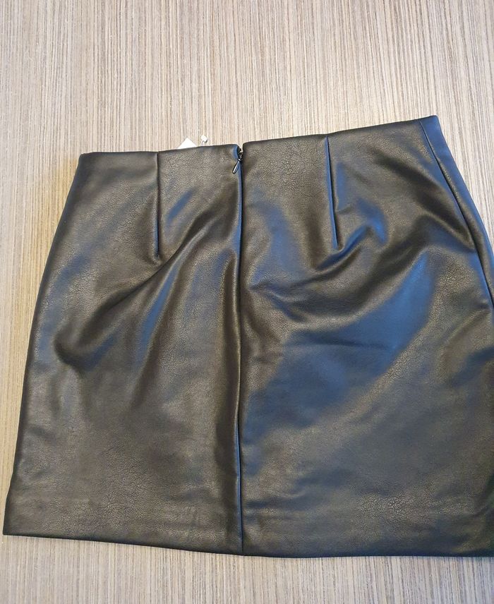 Magnifique Mini-Jupe en simili H&M 🖤 - photo numéro 4