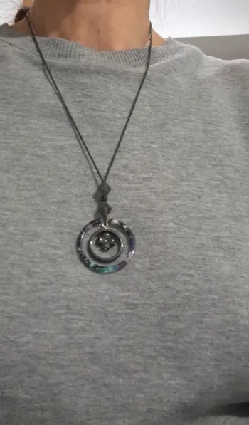 Collier breloques sur cordelette