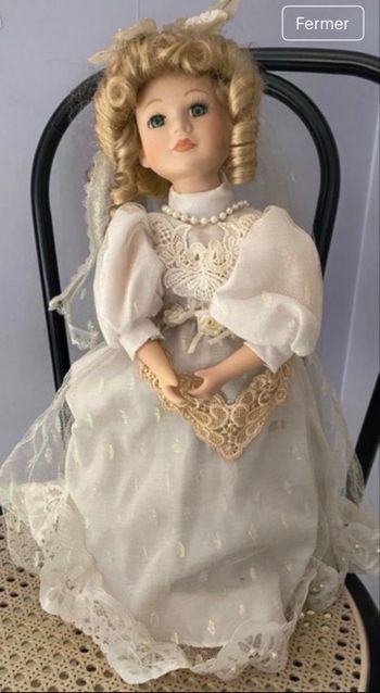 Poupée mariée sur socle 