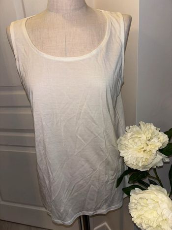 Débardeur , bouton dans le dos