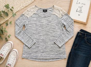 Haut gris chiné avec détails dentelle – Très bon état