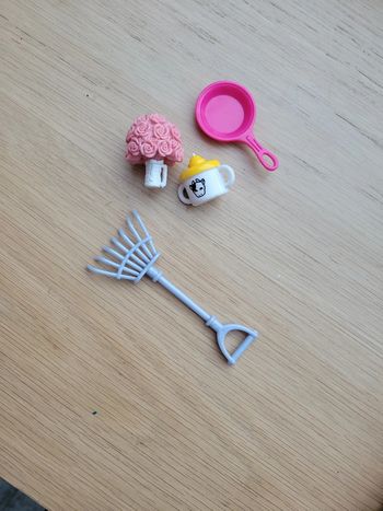 Lot Jouet pour poupée type barbie accessoires poile râteau bouquet de fleurs