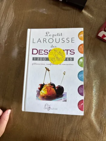 Livre le petit Larousse, des desserts