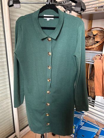 Robe vert foncée à gros boutons