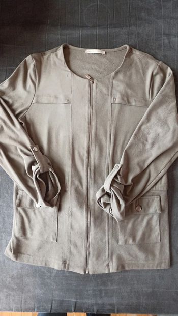 Veste légère manches retroussées