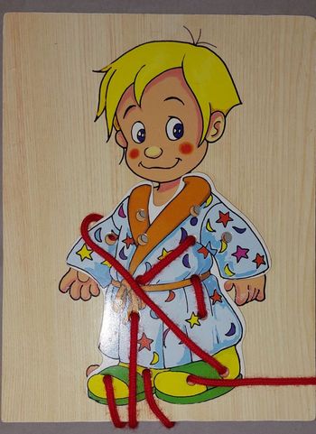 Jouet puzzle en bois à lacet.