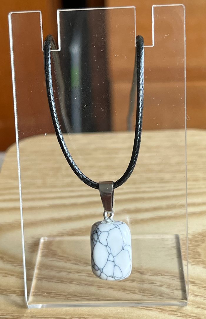 Collier pierre blanche