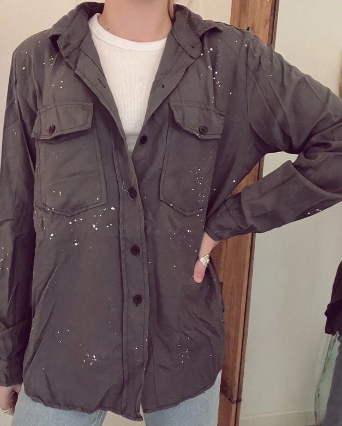 Chemise grise avec tache style peinture taille unique - photo numéro 4
