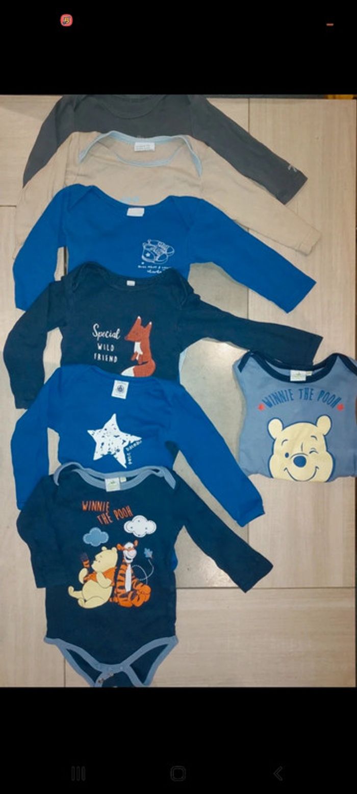 6 bodies manches longues + 1 offert avec une légère tâche(winnie)/ 12 mois