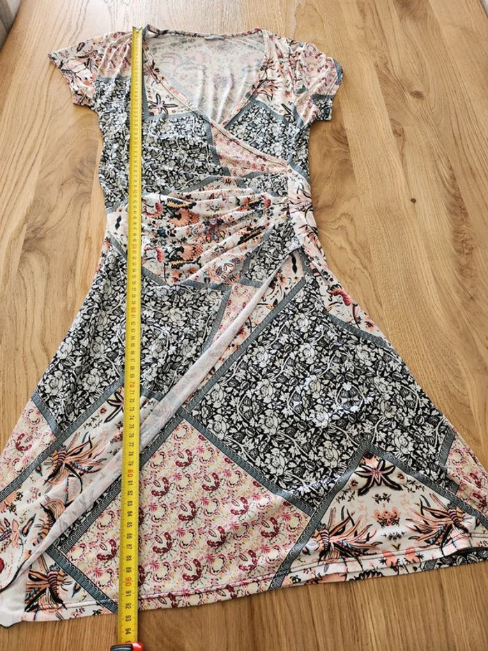 Robe fluide et elastique Formul taille 40 en excellent état blanche motifs fleurs 🌸 multicolore - photo numéro 6