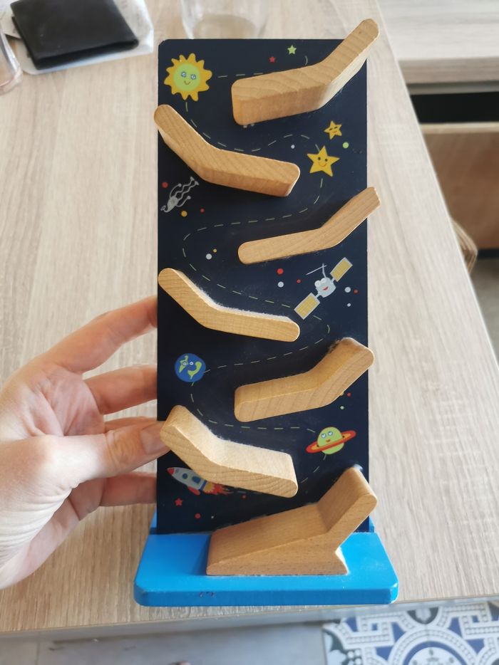 Tour a cascade en bois avec ses deux voitures