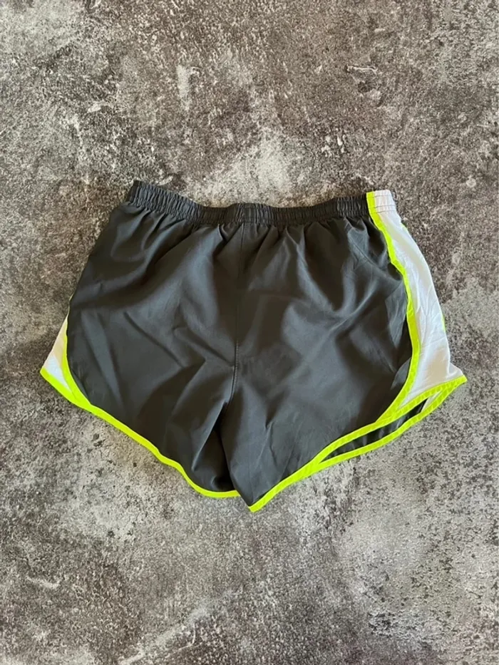 Short sport gris femme Nike taille XS Pantalón corto deportivo mujer Pantaloncino donna Damen - photo numéro 4