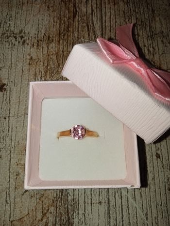 Bague femme en acier inoxydable doré 
Ornée d'une pierre rose