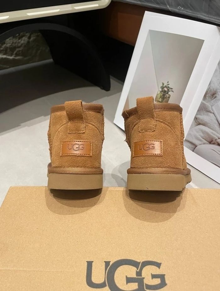 Bottes Ugg mini taille 37 - photo numéro 2