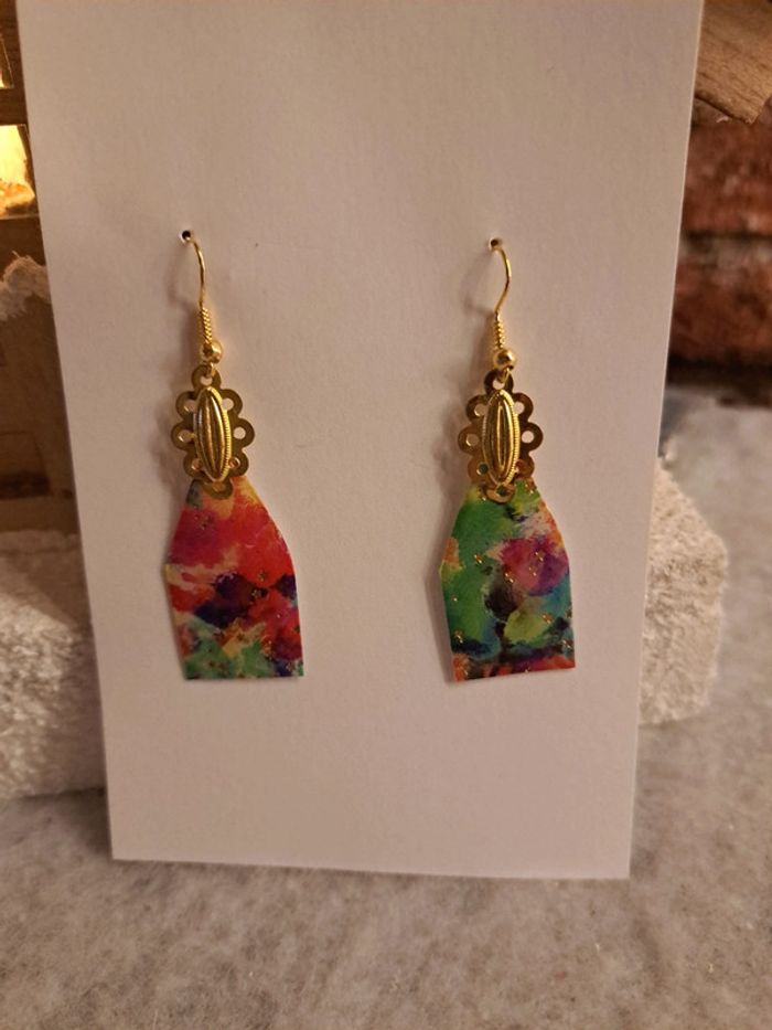 Boucles d'oreilles pendante en résine florale légère - photo numéro 4