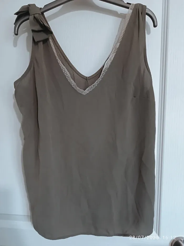 Blouse sans manche kaki détail dentelle - photo numéro 2