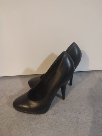 Escarpins cuir à talons aiguilles