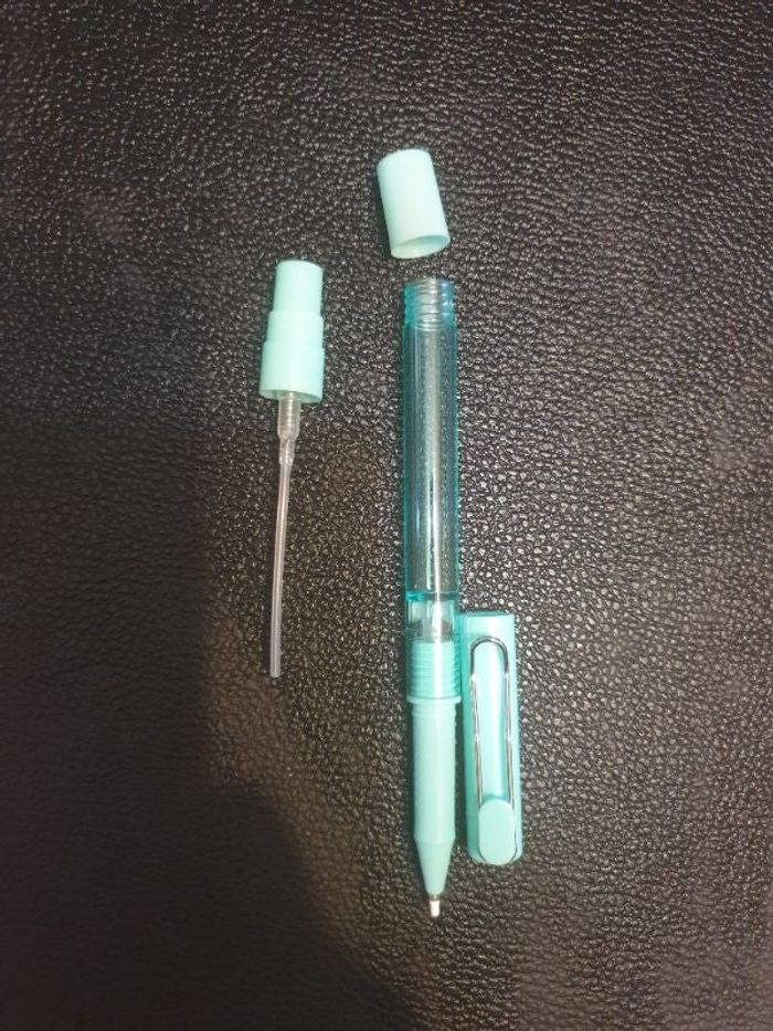 Stylo vaporisateur de parfum bleu