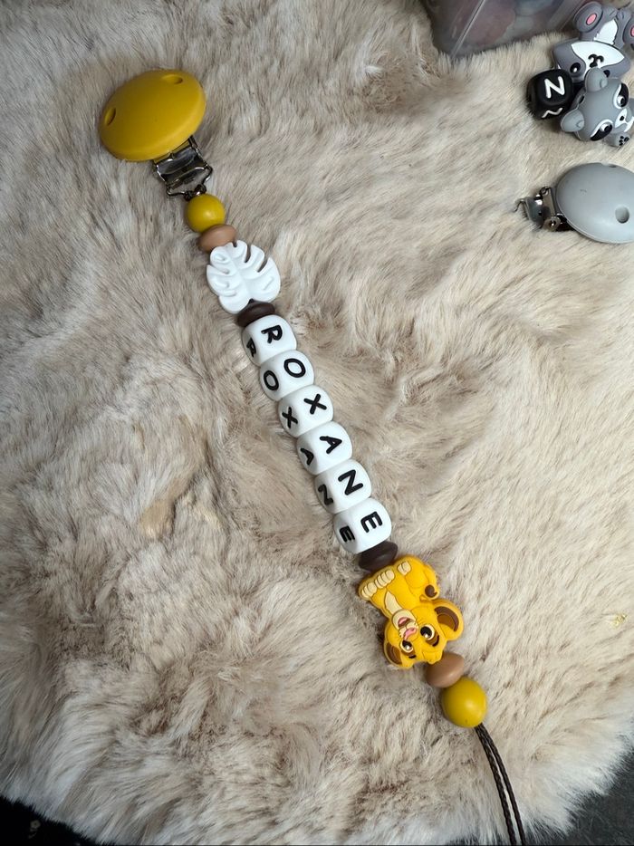 Attache tétine  roi lion