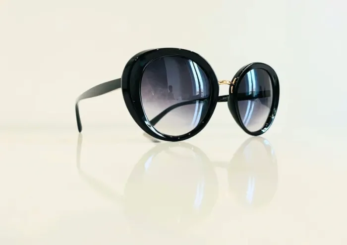 Lunette de soleil femme noire et dorée ovale verres dégradés UV protection catégorie 3 - photo numéro 6