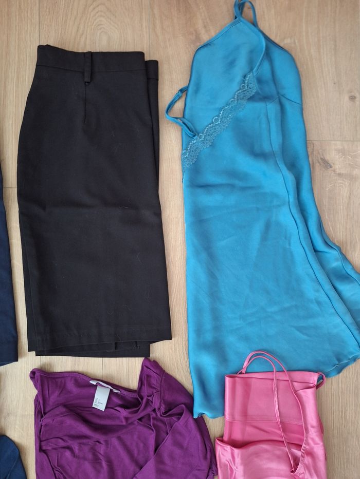 Lot 8 vêtements taille 38, 2 tee-shirts manches longues, 3 jupes, 1 boléro, 2 nuisettes satinées. - photo numéro 4