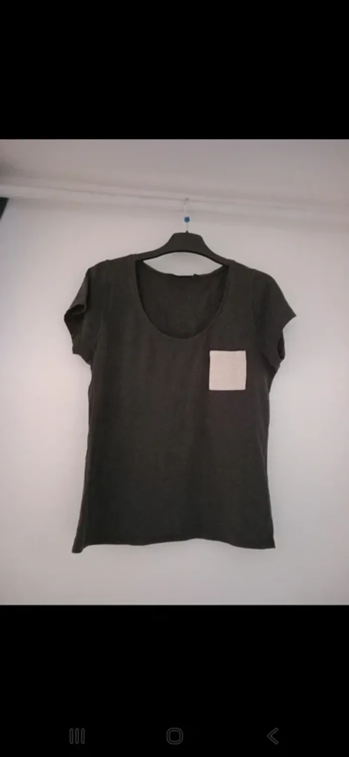 T-shirt gris Kiabi avec poche contrastante – Taille 42/44