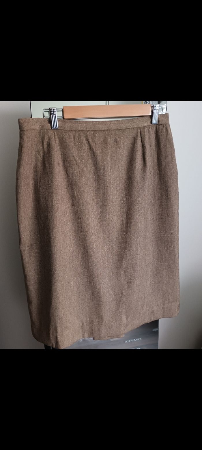 Jolie et élégante jupe chic T40 doublée beige chiné..laine polyester et soie. ..très peu portée 
RODIER