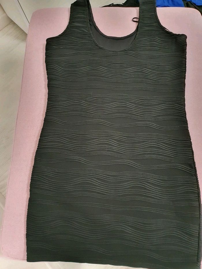 Robe moulante noire - photo numéro 4
