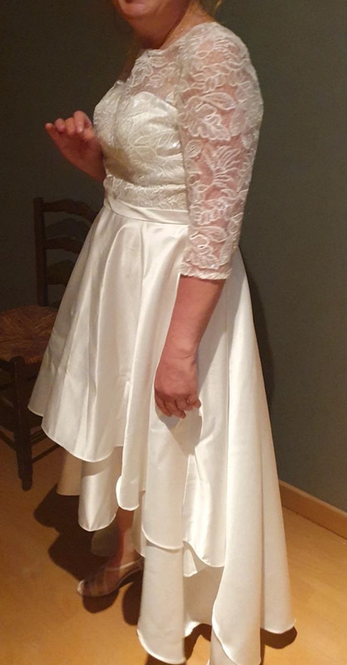 Robe de mariée courte devant et longue derrière avec manches, dentelle et satin - photo numéro 9