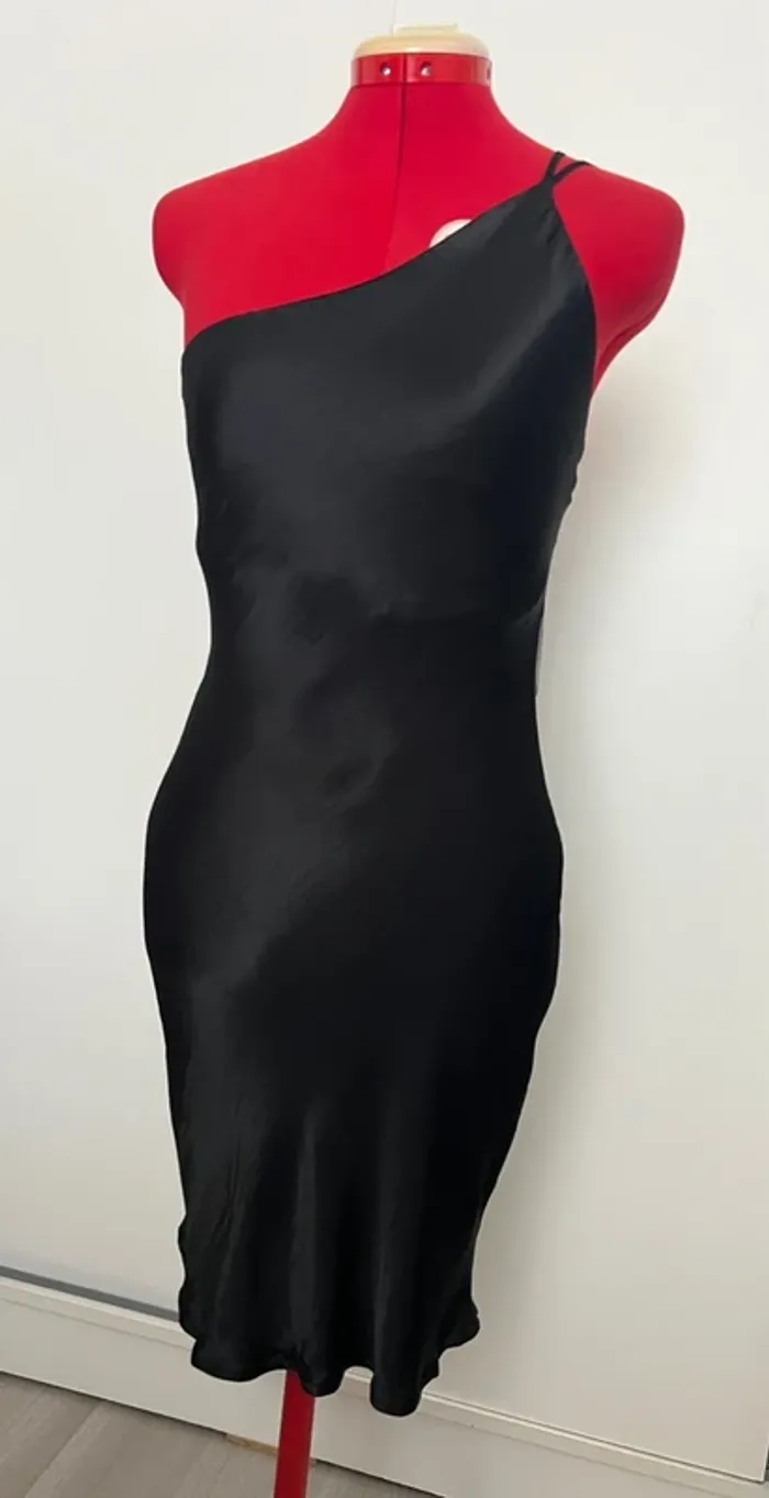Robe noire satinée one shoulder Bershka - photo numéro 2