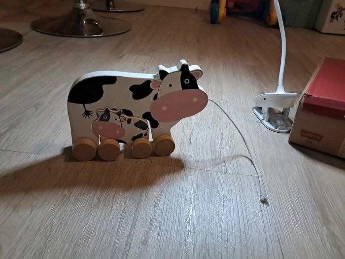 Vache en bois à tirer