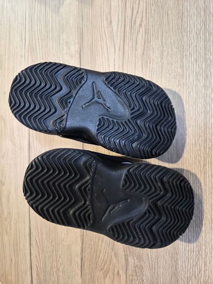 Baskets Jordan montantes noir blanche et rouge, pointure 22 - photo numéro 5