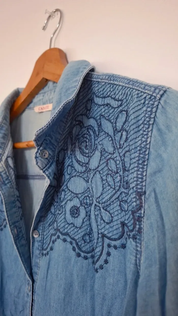Chemise en jean avec broderie – Taille 38 - État neuf - photo numéro 4
