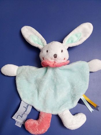 Doudou lapin marque maillou de doudou et Compagnie, bleu ciel, orange, blanc, pattes, Rose