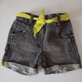 Short jean's  noir gris  , ceinture tissu  jaune. 5 ans . Poches . Revers . Très bon état.