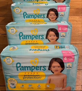 3 paquets de couches Pampers taille 4