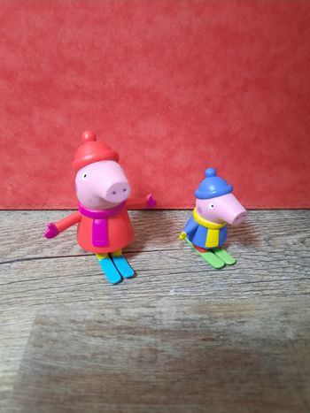 2 figurines Peppa Pig fait du ski