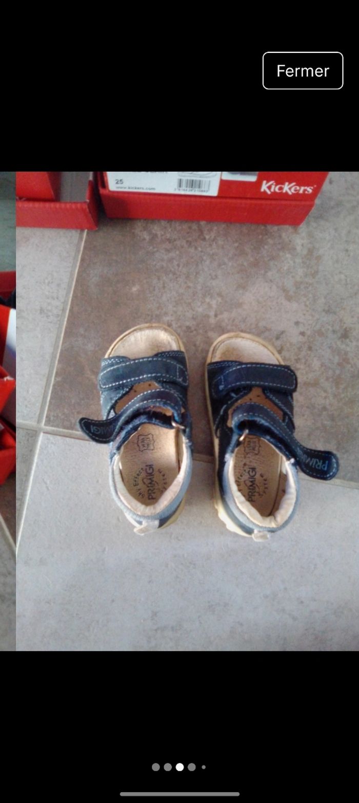 Une paire sandale primigi bleu marine taille 23
Une paire basket Kickers sabio bleu marine taille 23 - photo numéro 3