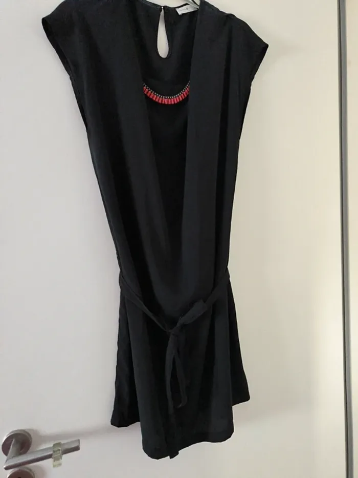 Robe noire courte. Cache-cache. Taille 42