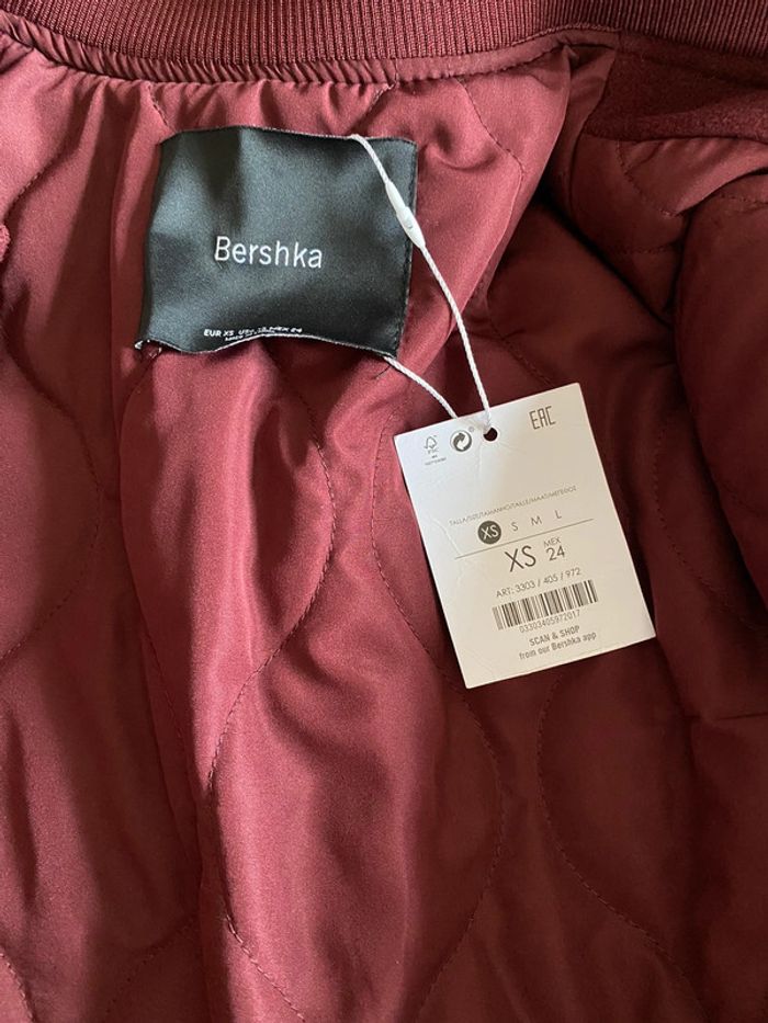 Blouson Teddy Bershka neuf avec étiquette taille XS bordeaux avec motifs - photo numéro 11